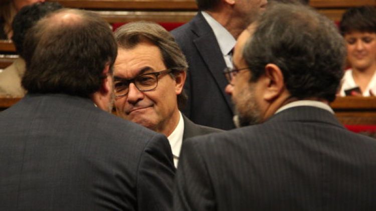 Artur Mas conversant amb Oriol Junqueras davant d'Antonio Baños © ACN
