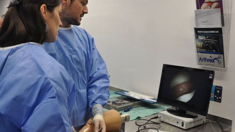 Dues persones fan pràctiques amb un model ortopèdic en el laboratori mèdic © ACN