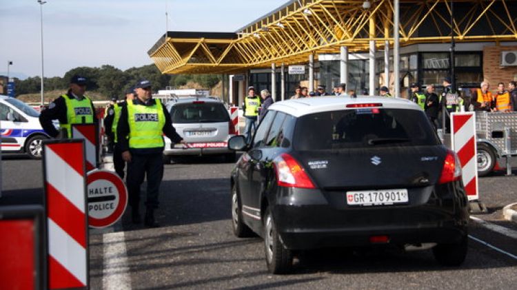 Agents de la policia de fronteres francesa atura un vehicle a la duana © ACN