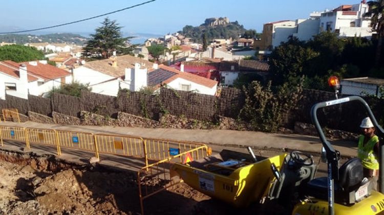 Les màquines treballant en les obres d'urbanització de Son Rich de Begur © ACN