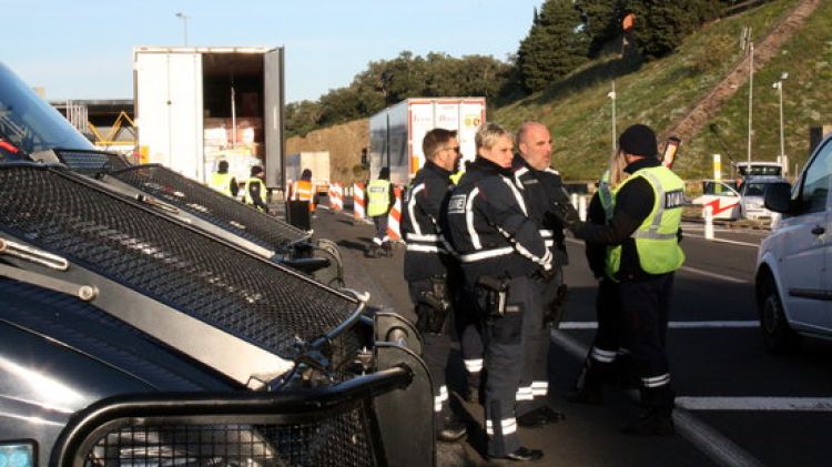 Agents de la policia francesa i de la policia espanyola controlant el pas de vehicles © ACN