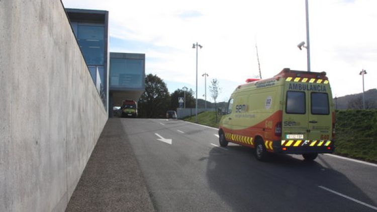 Una ambulància entrant a les urgències de l'Hospital d'Olot © ACN