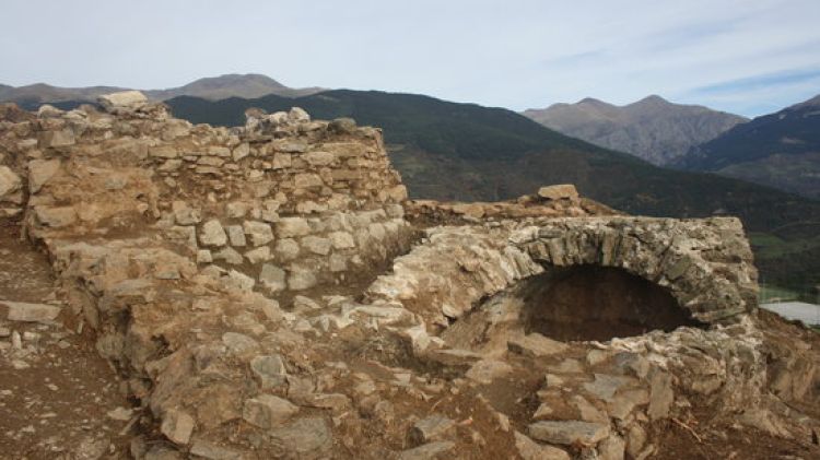 La torre circular i la cisterna del segle XI descoberta a Centelles © ACN