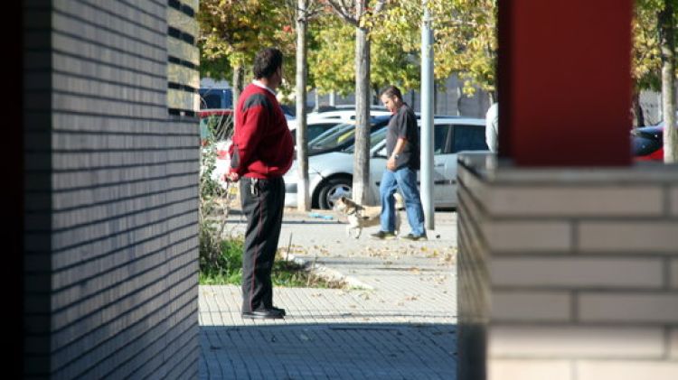 Un guàrdia de seguretat que evita l'entrada d'ocupes als pisos © ACN