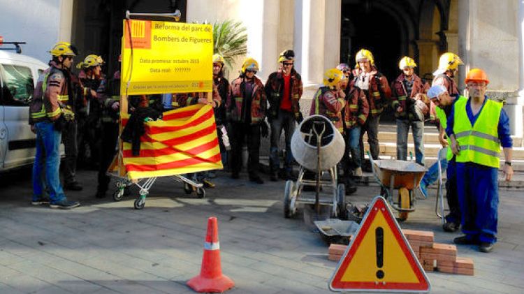 Els Bombers de Figueres manifestats davant de l'Ajuntament (arxiu) © ACN