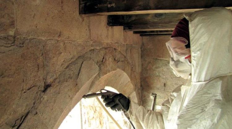 Un moment durant els treballs de restauració que s'han portat a terme a la façana de Sant Mateu © ACN