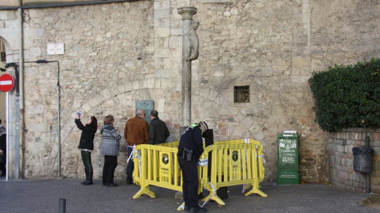 Un agent de la Policia Municipal de Girona davant del Cul de la Lleona, aquest matí © ACN