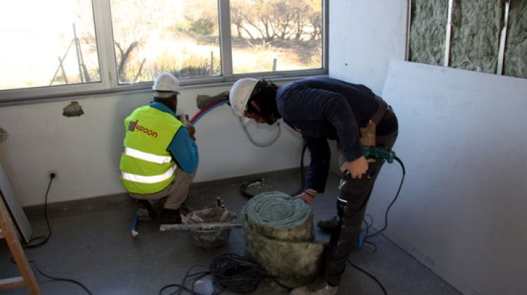 Dos operaris treballant dins les noves instal·lacions © ACN