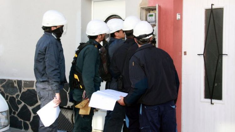 Un grup de tècnics d'Endesa inspeccionant un dels 50 habitatges del barri © ACN