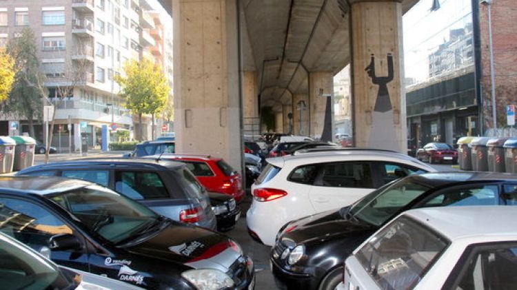 Zona per on passarà el carril bici i actualment hi ha un aparcament © ACN