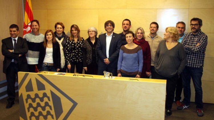 Puigdemont amb part dels regidors que van donar suport a la moció © ACN