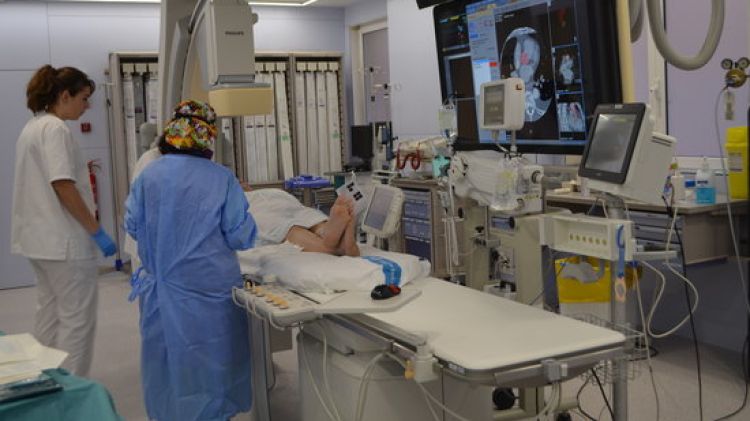 Un pacient amb la nova màquina d'hemodinàmica © ACN