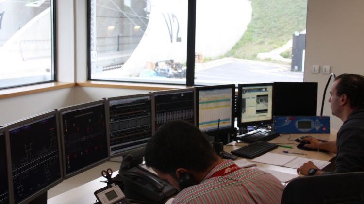 Sala de control del túnel del TAV al Pertús © ACN