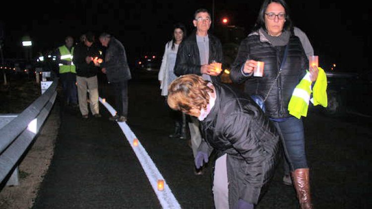 Els veïns posant les espelmes © ACN