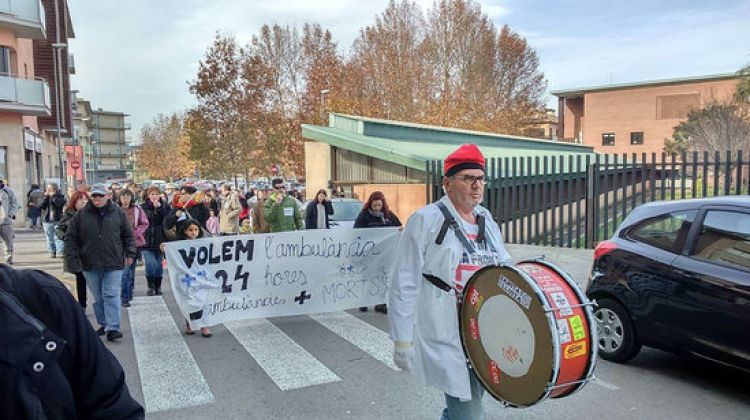 Els manifestants reclamant el servei d'ambulància a la nit © ACN