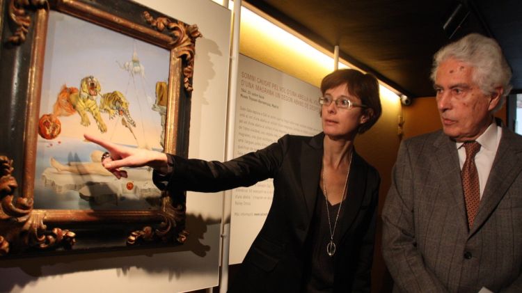 La directora del Centre d'Estudis Dalinians, Montse Aguer, i el director del museu, Antoni Pitxot, amb l'obra que durant tres mesos es podrà veure a Figueres © ACN