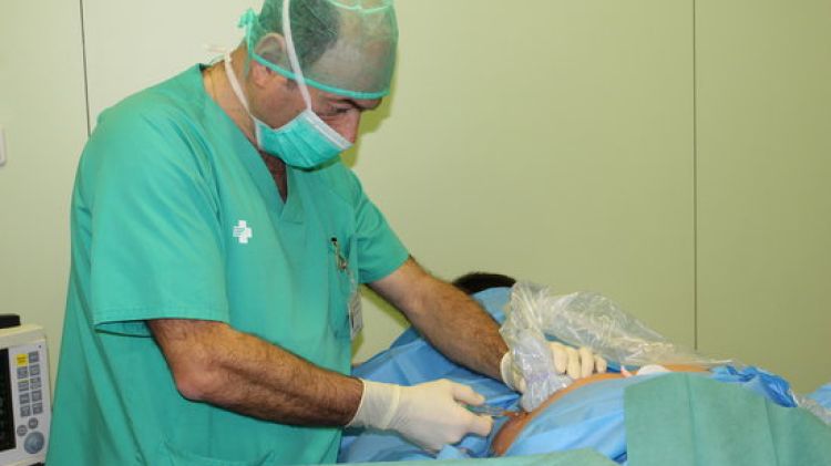 Un doctor aplicant el tractament