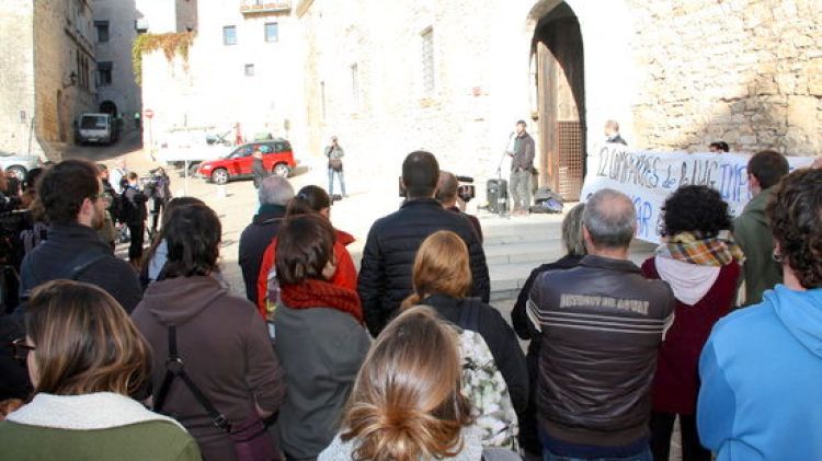 La concentració a les portes del rectorat ha congregat un centenar de persones © ACN