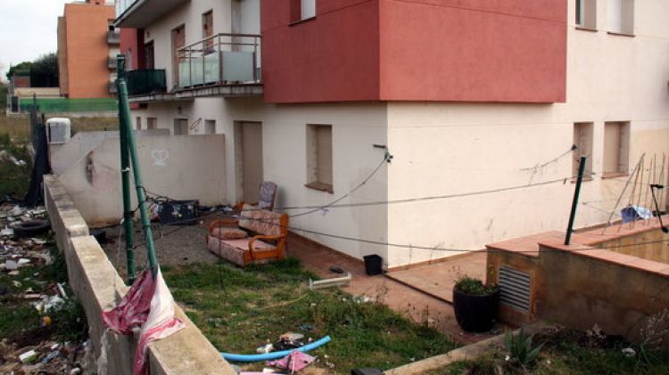 Diverses restes al bloc ocupat del carrer Mandri de Figueres © ACN