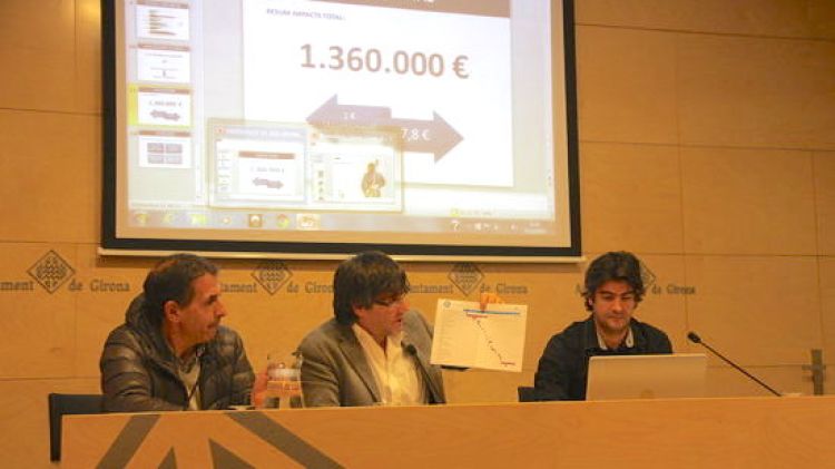 Carles Puigdemont mostrant l'impacte econòmic © ACN