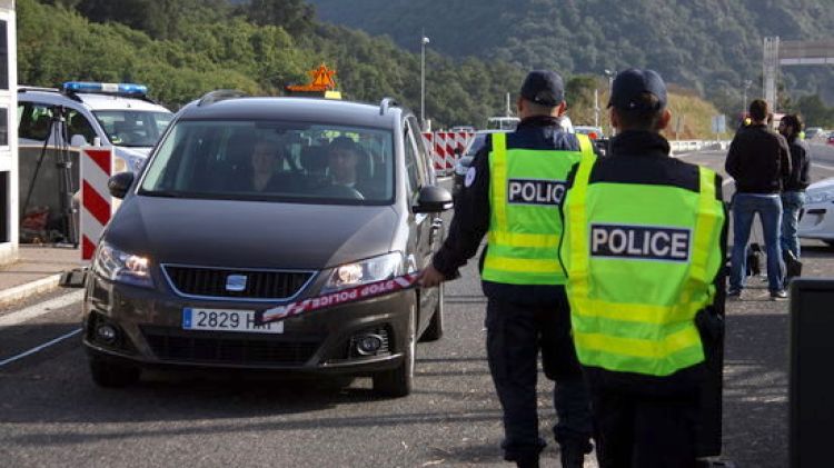 Agents de la policia de fronteres francesa aturant un vehicle al pas fronterer del Pertús © ACN