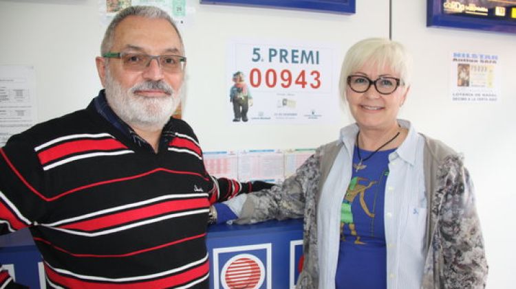 El propietari de l'administració número 3 de Blanes, Josep Lluís Huélamo, amb la seva dona Loli © ACN