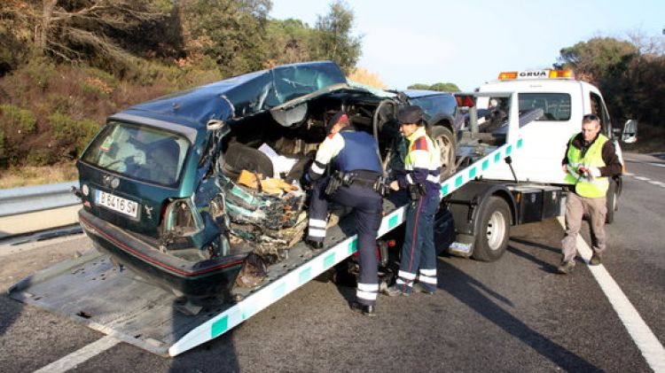 Estat d'un dels vehicles implicats en l'accident a Fornells de la Selva © ACN