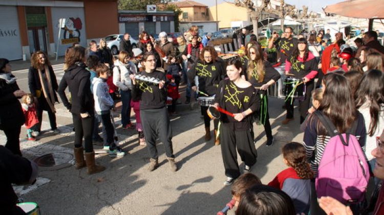 Un moment del flashmob que han gravat pares, mestres i alumnes de l'escola 9d4t de Quart © ACN