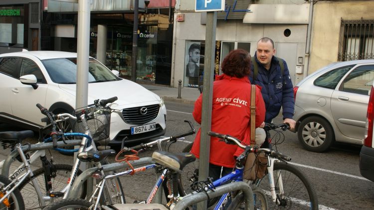 L'agent cívica informa a un usuari de bicicleta a Olot de les normes que cal respectar