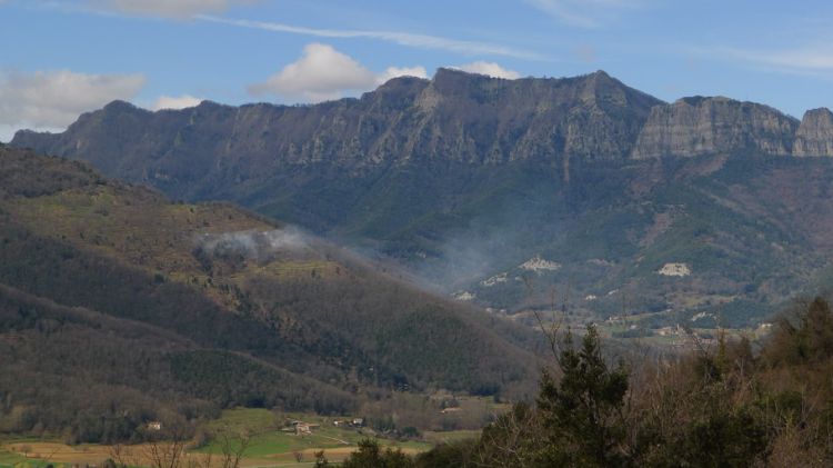 El cim del Puigsacalm, al fons a l'esquerra