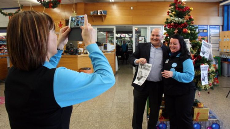 Els treballadors fent-se fotografies amb el número premiat © ACN