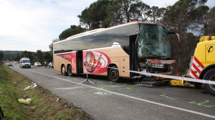 L'autocar que ha encalçat l'altre autocar a l'N-II a Maçanet de la Selva © ACN