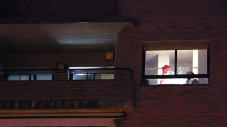 Agents dels Mossos a l'interior del pis recollint proves © ACN