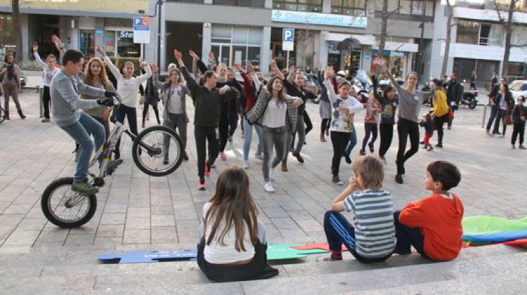 Els alumnes fent el 'flashmob' © ACN