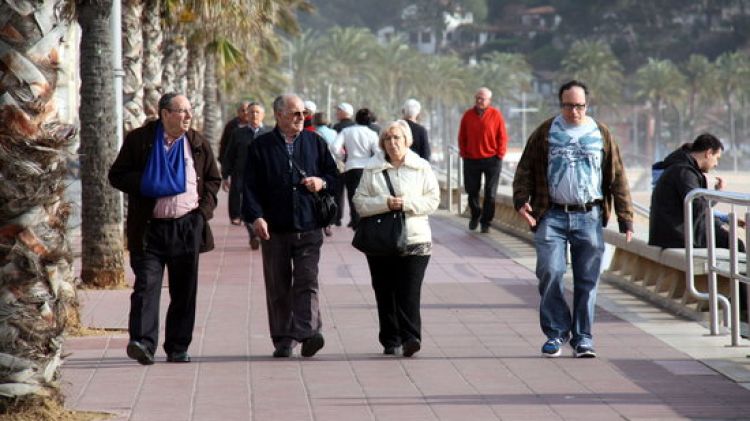 Veïns i turistes passejant per Lloret de Mar © ACN