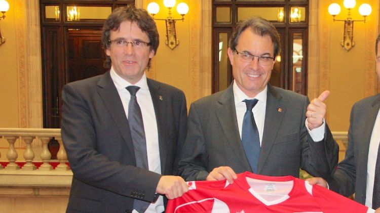 Carles Puigdemont (esquerra) amb Artur Mas en un acte commemoratiu del Girona FC (arxiu)