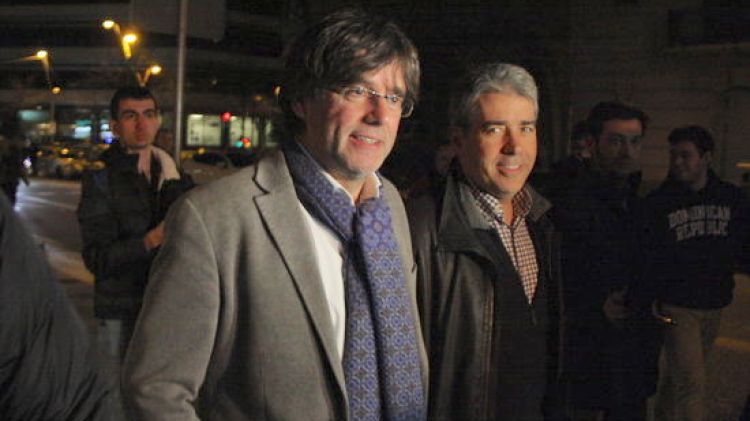 El nou candidat de JxSí a la Presidència de la Generalitat, Carles Puigdemont, surt de la seu de CDC © ACN