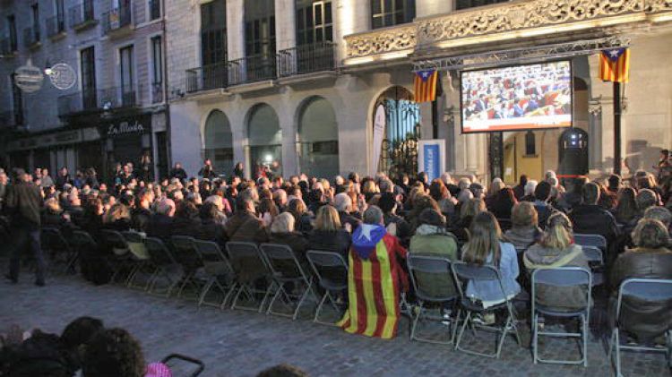 Els assistents observant el final del discurs d'investidura de Puigdemont © ACN
