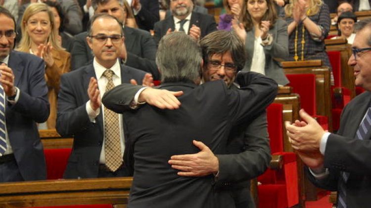 Artur Mas abraçant-se a Carles Puigdemont © ACN