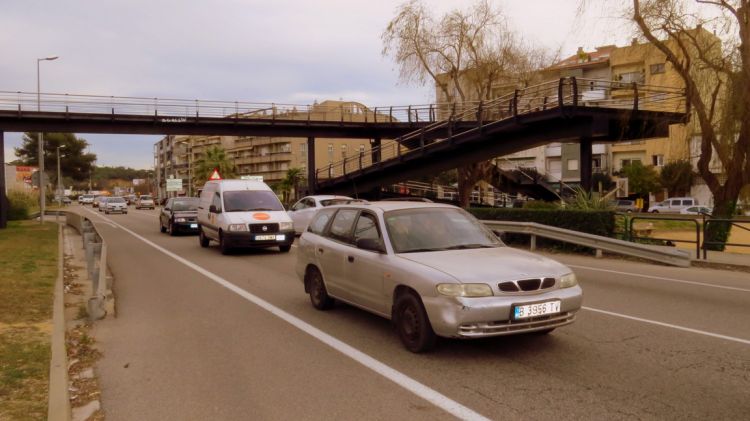 El pont podria desapareixer per un pas regulat per semàfors