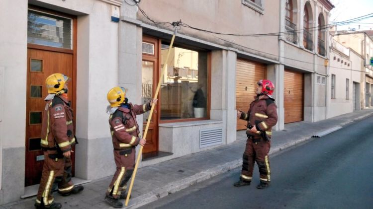 Els Bombers subjectant el cable telefònic a Figueres © Guàrdia Urbana