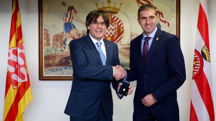 Puigdemont rebent la insígnia d'or del Girona FC de mans de Delfí Geli © ACN