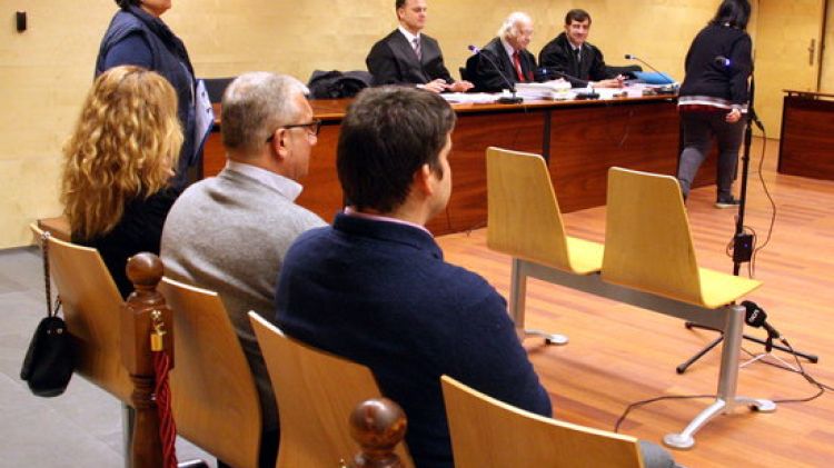 L'exdirector de la sucursal bancària i els dos suposats còmplices, avui a l'Audiència de Girona © ACN
