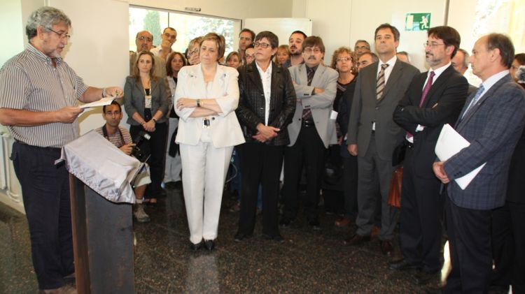 El moment de destapar la placa commemorativa de la inauguració de la facultat d'Educació i Psicologia © ACN