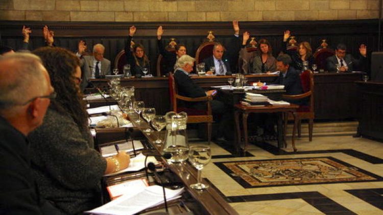 Els regidors de CiU abstenint-se en la moció per retirar les condecoracions a Felip VI © ACN