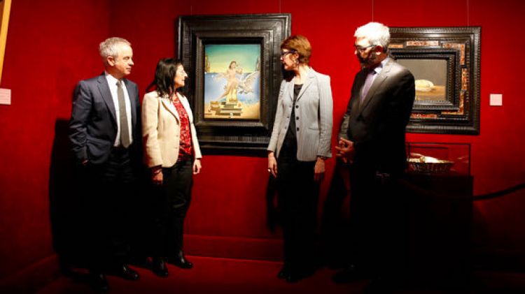 Els representants de la Fundació Gala-Salvador Dalí i de la Fundació Bancària 'la Caixa', aquest matí