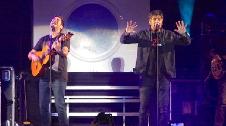 Els germans Muñoz, Estopa, instants després de començar el seu concert al Palau Sant Jordi © ACN