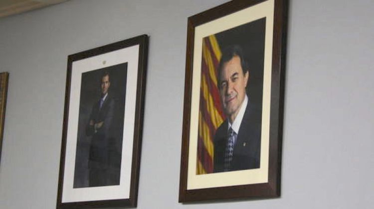 La foto de Felip VI al costat de la d'Artur Mas (arxiu) © ACN