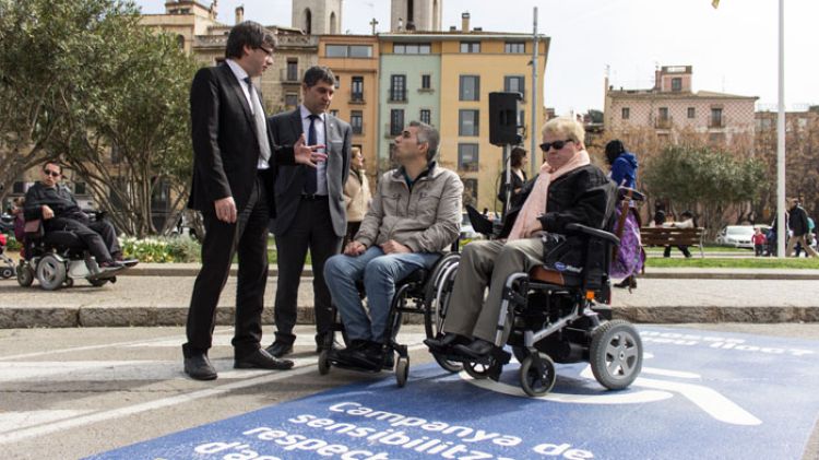 Puigdemont i Alcalà presentant un nou aparcament per a discapacitats el març de 2015 © ACN