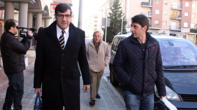 Els dos investigats arribant als Jutjats de Ripoll aquest dimarts, acompanyats del seu advocat © ACN